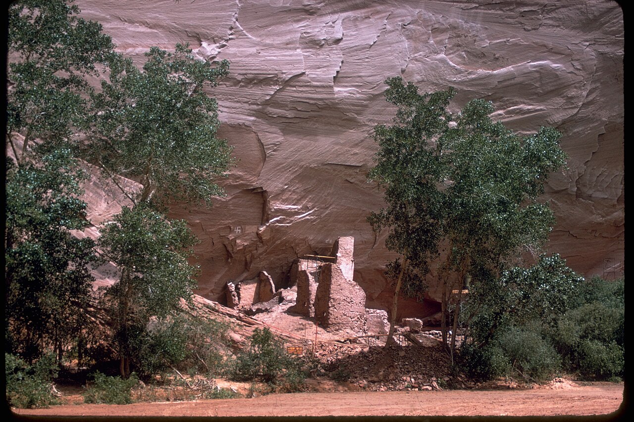 A cliff dwelling at Canyon de Chelly.